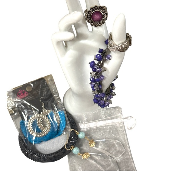 Paparazzi 7 Piece Bundle 2-Rings 2- Earrings and 3-Bracelets - Picture 11 of 12